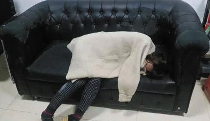 男子好心将醉酒女孩带回家,次日早上掀开被子后,男子感到愤怒