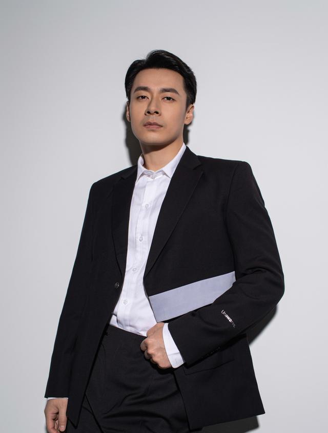 演员于清斌一组西装造型写真发布!一身黑色的西服套装