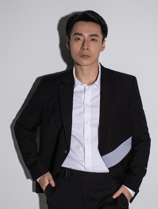 演员于清斌一组西装造型写真发布!一身黑色的西服套装