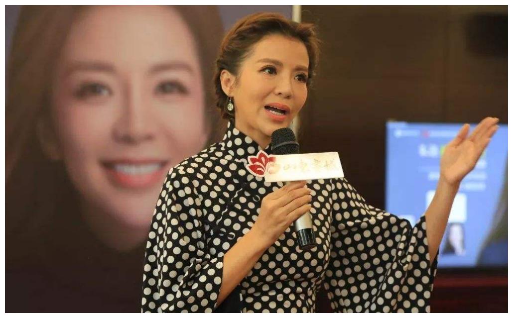 央视朱迅抗癌13年暂别舞台挚爱男人离世成她挥之不去的痛