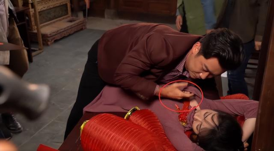 赵丽颖新戏上演低俗婚闹,妹妹衣服被撕坏,男演员绅士细节引夸赞休闲区蓝鸢梦想 - Www.slyday.coM 赵丽颖新戏上演低俗婚闹,妹妹衣服被撕坏,男演员绅士细节引夸赞休闲区蓝鸢梦想 - Www.slyday.coM