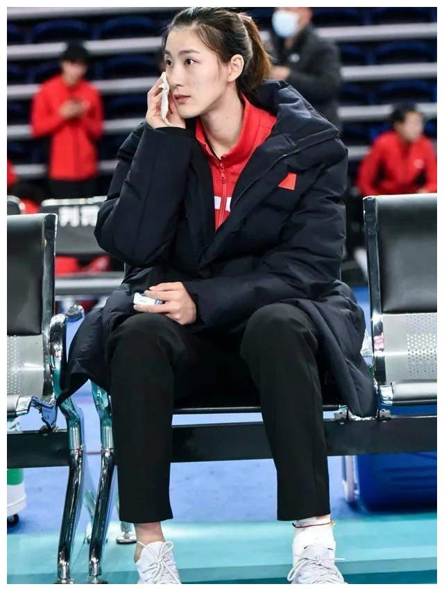 联赛总决赛中,江苏名将刁琳宇在防守落地时,踩到了天津队李盈莹的脚上