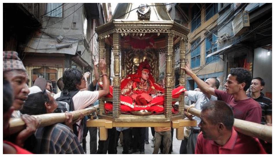 尼泊尔神秘的活女神双脚不能触地国王见了都得下跪