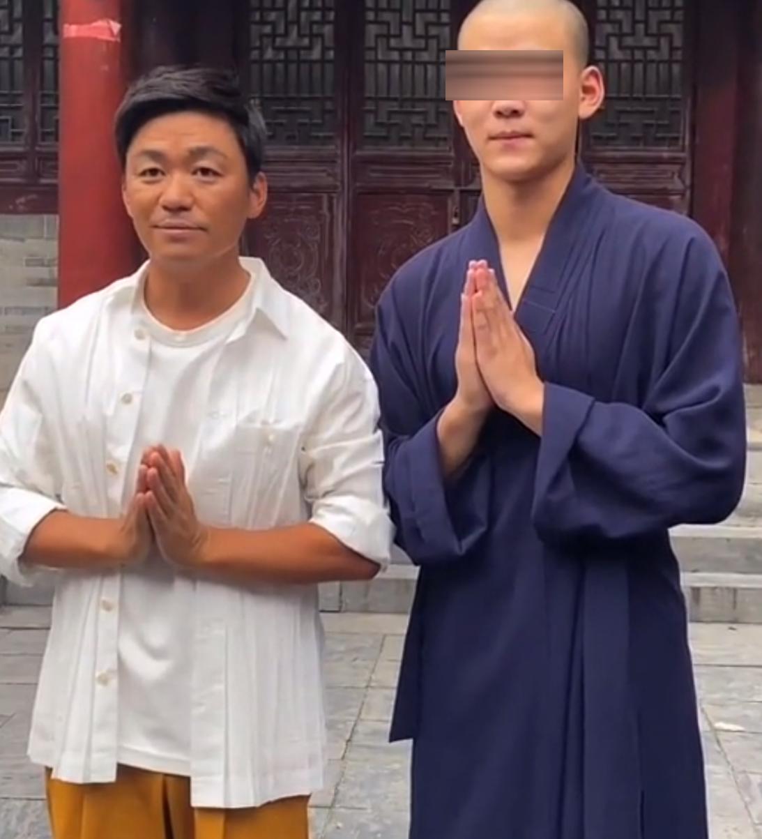 王宝强重回少林寺展现功夫引众多师兄弟围观回忆满满