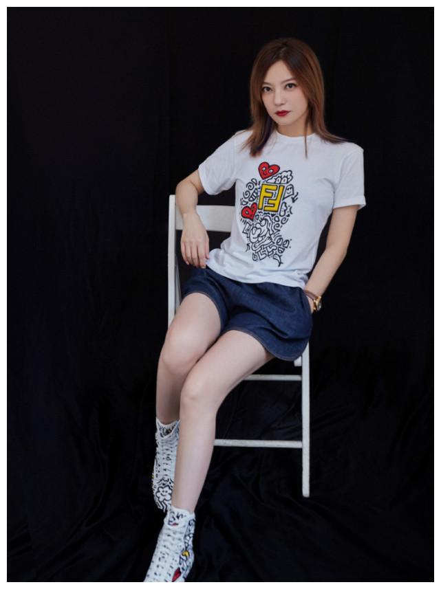 炒作?对新恋情传闻置之不理,44岁赵薇颜值身材在线狂秀青春感