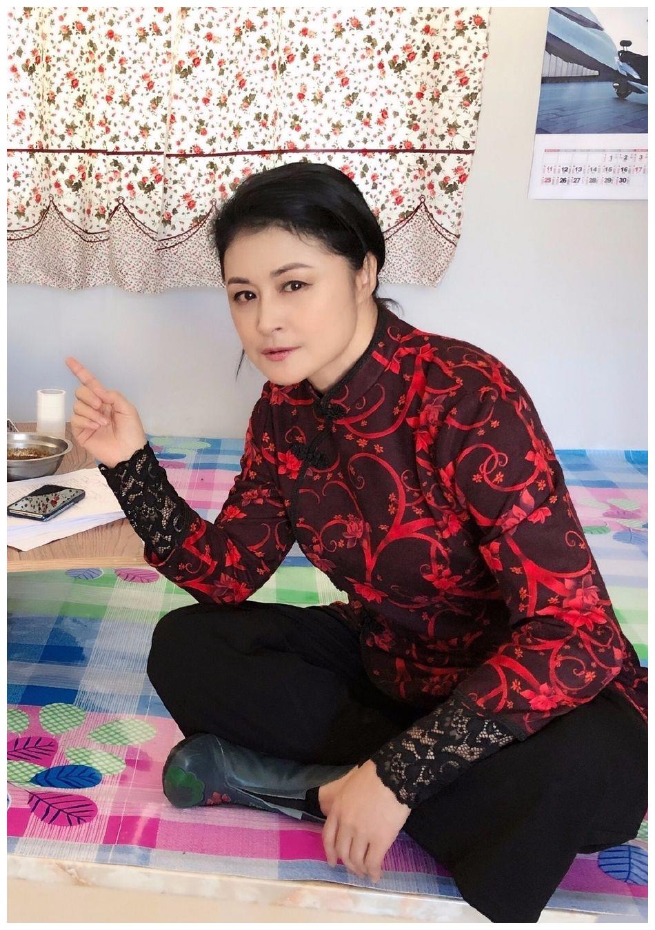 "谢大脚"扮演者,年轻时落魄不堪,如今事业爱情双丰收