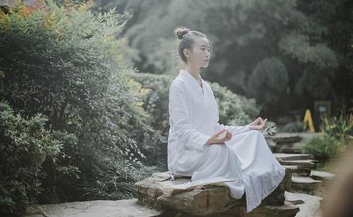 光绪十年湖北非常著名的武当山脚下,一户普通的商人家庭诞生了一个