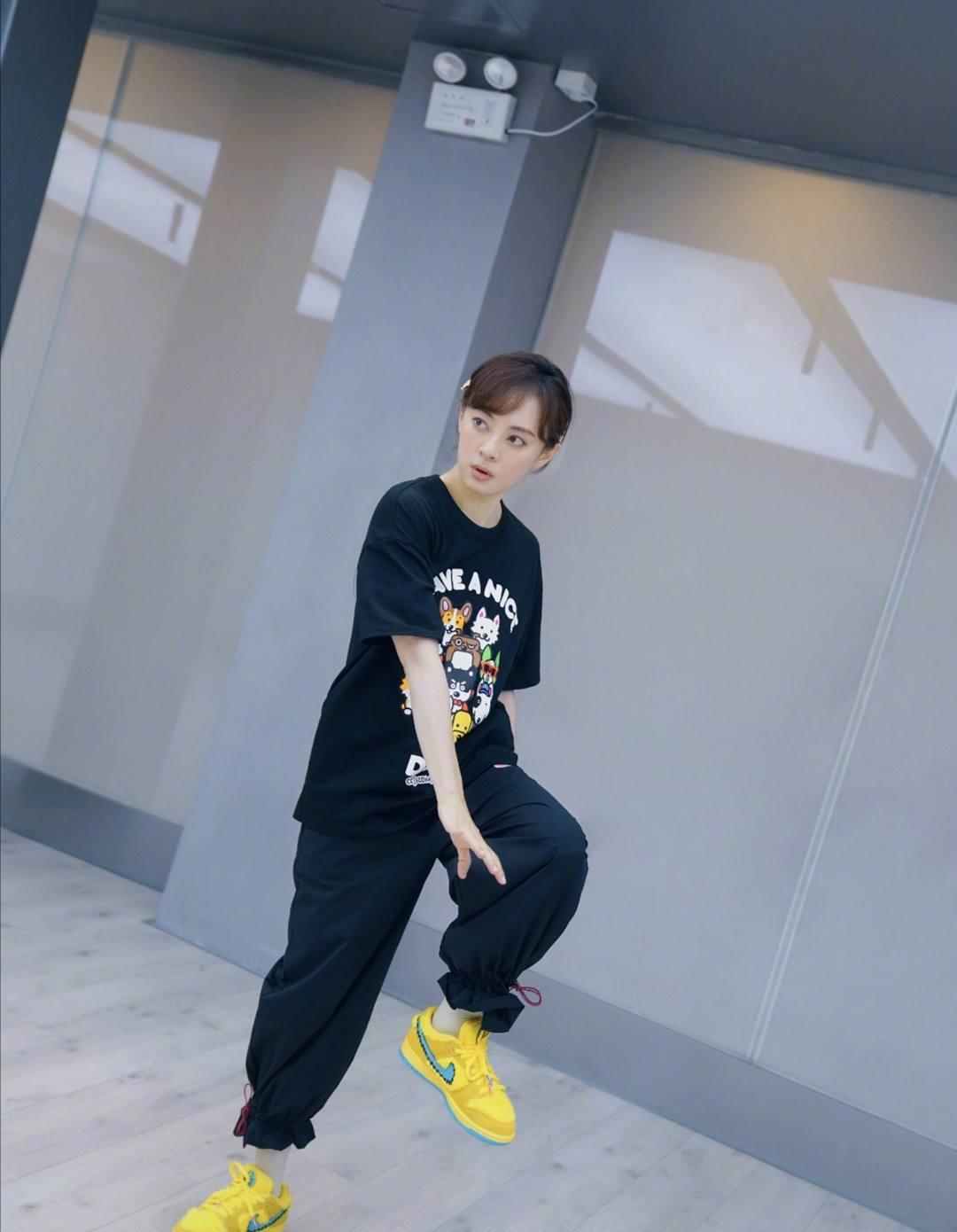 孙俪牛仔裙秀长腿,运动套装酷炫年轻,活力满满__财经头条