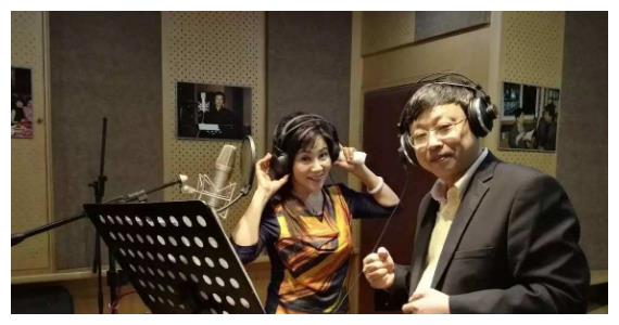 这些歌曲就像一股春风一样涤荡着人们的心灵,这位女歌手的名字叫苏红