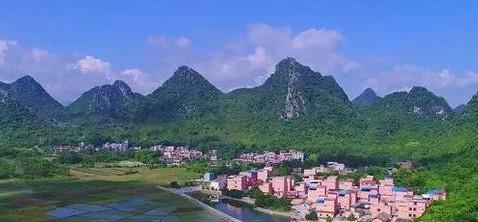 碧波荡漾,荷美鱼肥,绿水长天共一色,相传泉中蛰伏九条祥龙