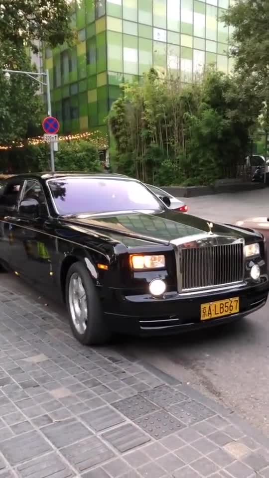 加长版劳斯莱斯幻影,超过了6米的车长,只能上黄牌了!_手机新浪网