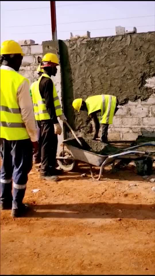 非洲工人独特的抹灰方式一人干活一群人看