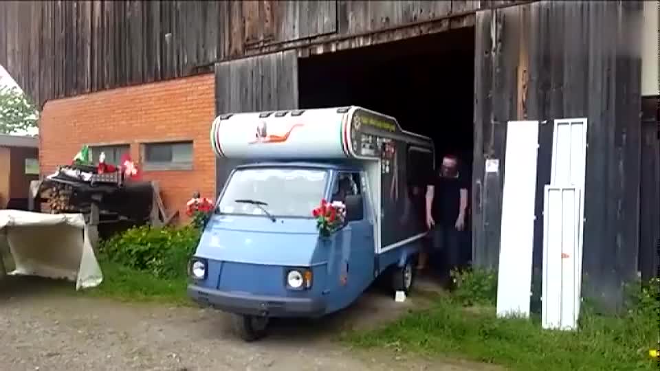 把三轮摩托改装了一辆房车,这对父子真有才,你羡慕吗?