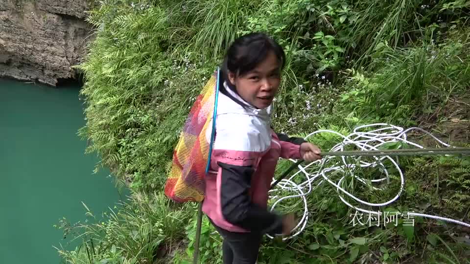 阿雪几十米的天坑暗河野钓,一下竿就有大鱼咬钩,鱼竿瞬间大弯弓