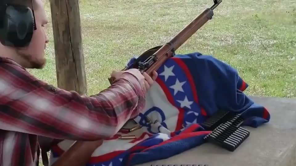 老外测试三八大盖升级款步枪枪依然是那么长感觉有点别扭