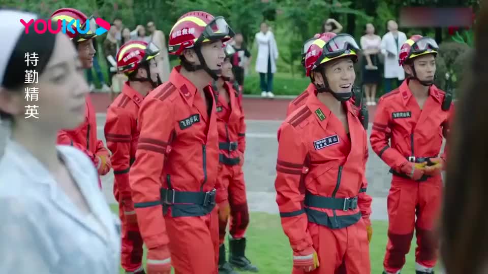 特勤精英:小伙出警救挂树上的人,谁料是自己情敌,马上申请救人