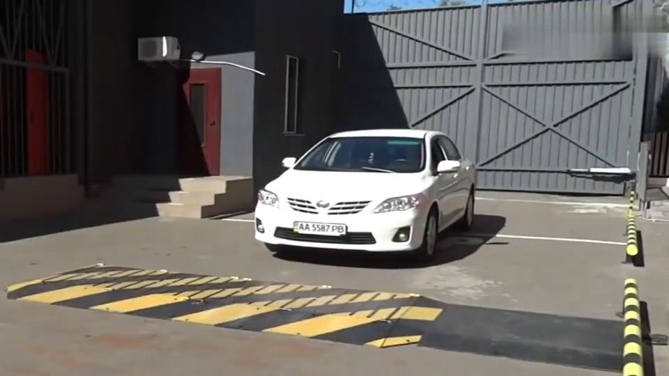 美国发明的减速带,看谁还敢开快车!