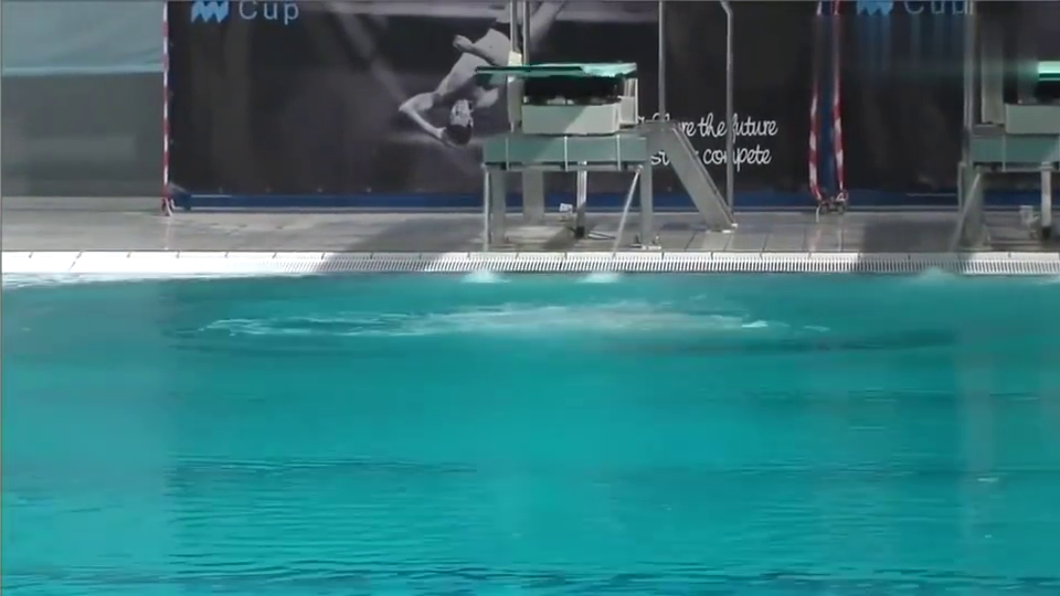 女子跳水比赛跳水严重失误,慢动作回放看得更尴尬!