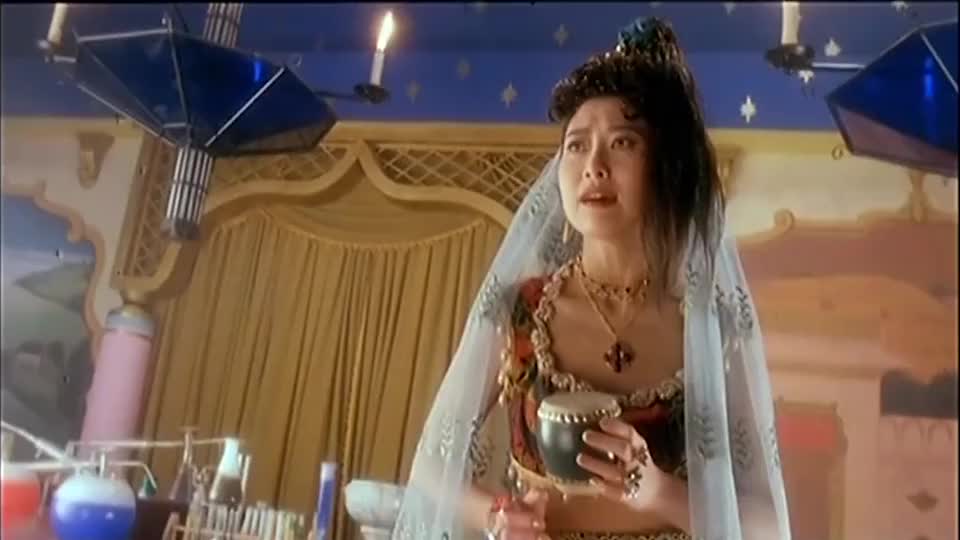 东成西就:国师用力过猛,居然把鼓敲破了,真是太搞笑了