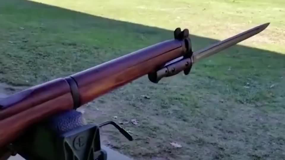 老外射击李恩菲尔德步枪,装配刺刀,真是太帅了!