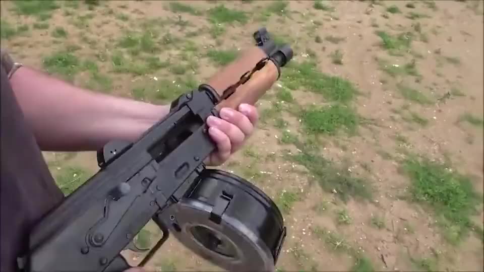 实测ak47突击步枪配备大容量弹鼓,弹容量充足火力猛