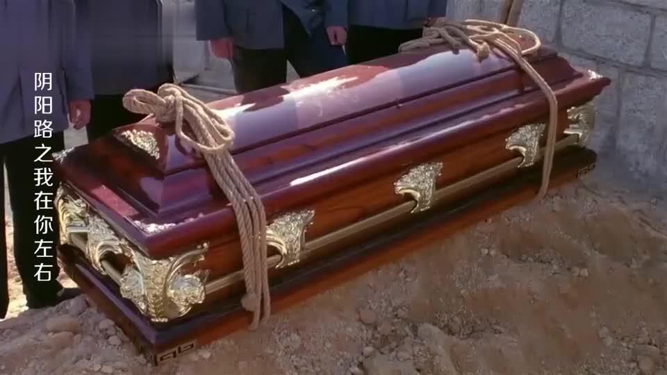 小伙古墓中对着石棺发出奇怪叫声,不棺材有了动静,众人不知所措