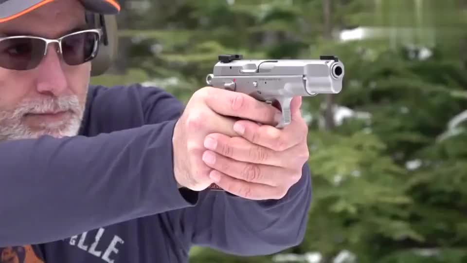 全新的捷克cz手枪枪身粗壮一只手有点握不过来