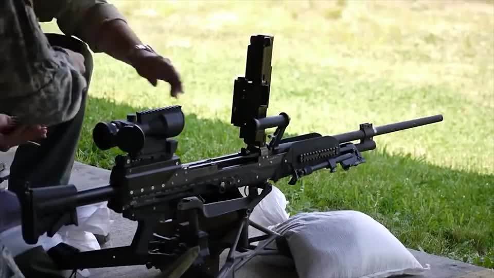 靶场实测不多见的英国贝莎机枪 采用气动式原理 机匣右则弹链供弹