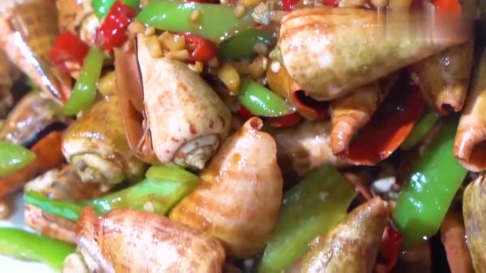 厨神阿壮今天做了一道青椒红口螺当宵夜,香辣可口,吃得满头大汗