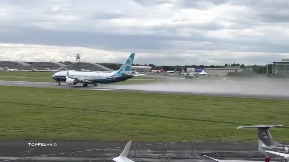 实拍波音737客机起飞,180度大仰角垂直升空,这点确实比较牛