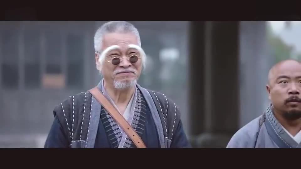曾志伟拿抢嘚瑟的表情,看达叔那慈祥的表情