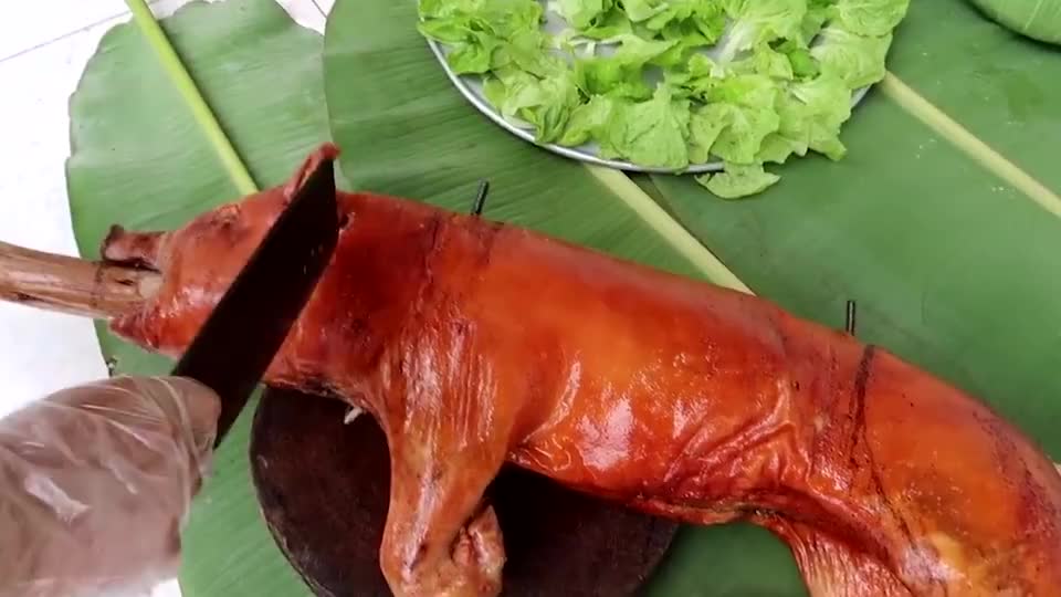 印尼乡村黄金脆皮烤猪,外酥里嫩肥而不腻,滋滋冒油香气诱人