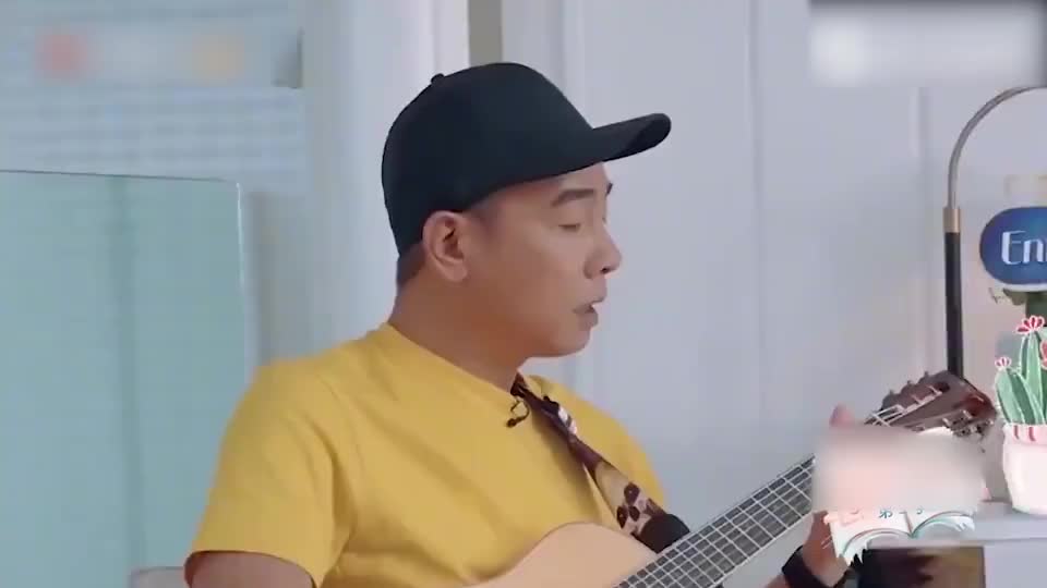 陈小春小儿子hoho可爱太犯规,看了都想生孩子,一家四口羡煞旁人