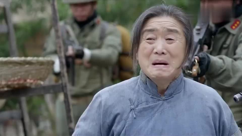 影视:鬼子进村,小姑娘直接躲草堆里,没想到鬼子拿刺刀往里捅