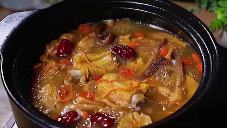 超鲜美的菌菇排骨汤,汤鲜肉酥,菌菇嫩滑,暖胃又营养!