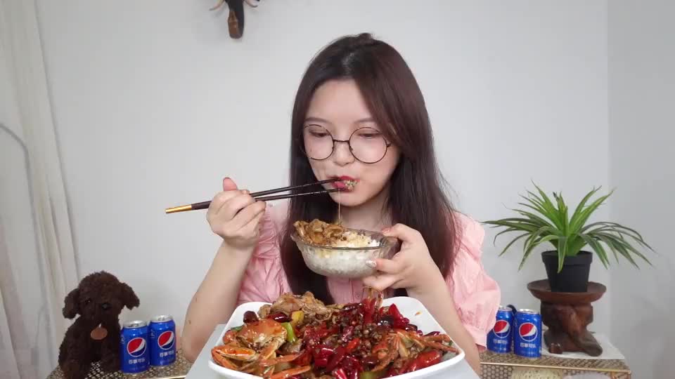 花椒辣椒铺满！！香辣蟹大美蛙 ！无敌下饭！｜圆圈圈vlog