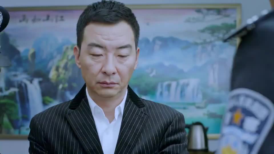 春天里大结局:胡胜利戴上了银手镯,这首饰真漂亮!