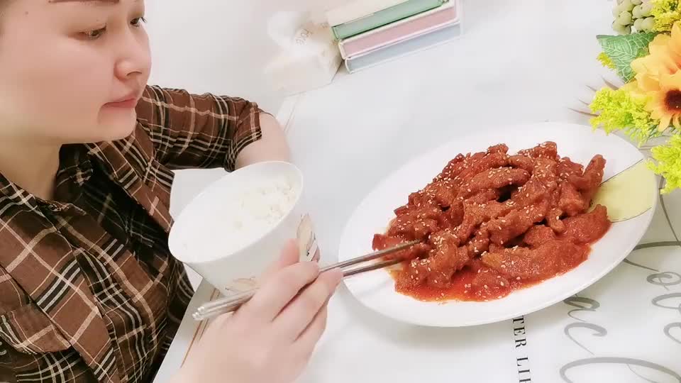 晚餐来个糖醋里脊肉呗，酸甜开胃，好好吃哦！