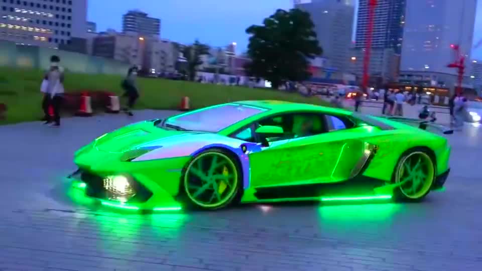 闪闪发光的兰博基尼,她说喜欢星星,原来是劳斯莱斯的星空顶__财经头条