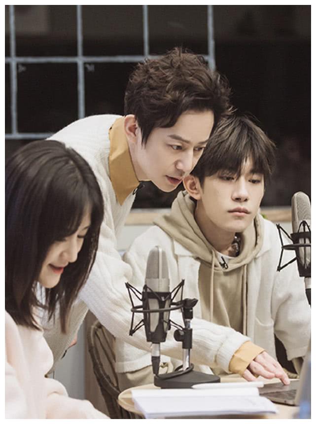 易烊千玺身高176,穿拖鞋与170的何炅站一起后,迷妹瞬间粉转黑!