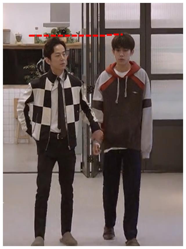 易烊千玺身高176,穿拖鞋与170的何炅站一起后,迷妹瞬间粉转黑!