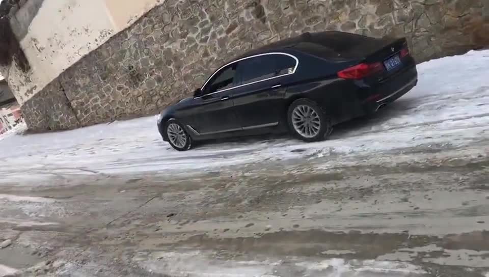 四驱的宝马5系上雪坡,能上去吗