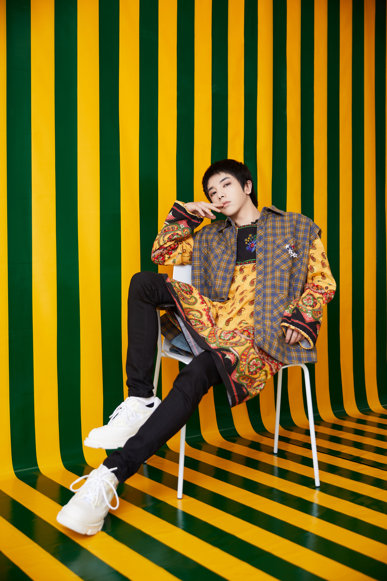 华晨宇解锁新造型,穿波西米亚风刺绣长裙,网友:太会穿了!