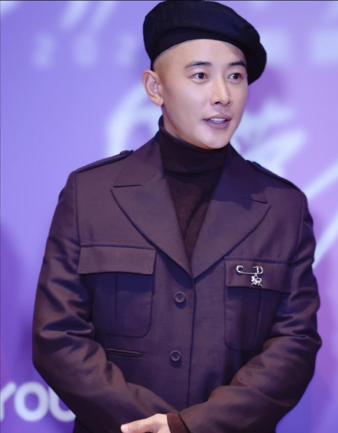 罗晋光头亮相活动现场十分的亮眼