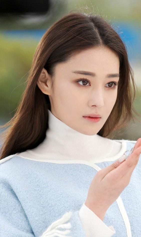 张馨予长发造型回归浪姐2抹胸红裙秀肩颈线网友绝美女明星