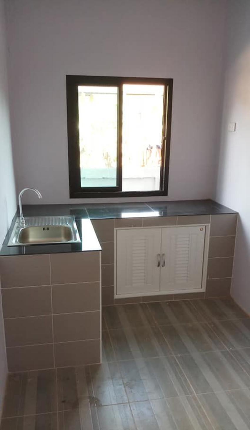 非说瓷砖橱柜乡村,我请师傅搭配好门板和五金,这不挺好看的吗?