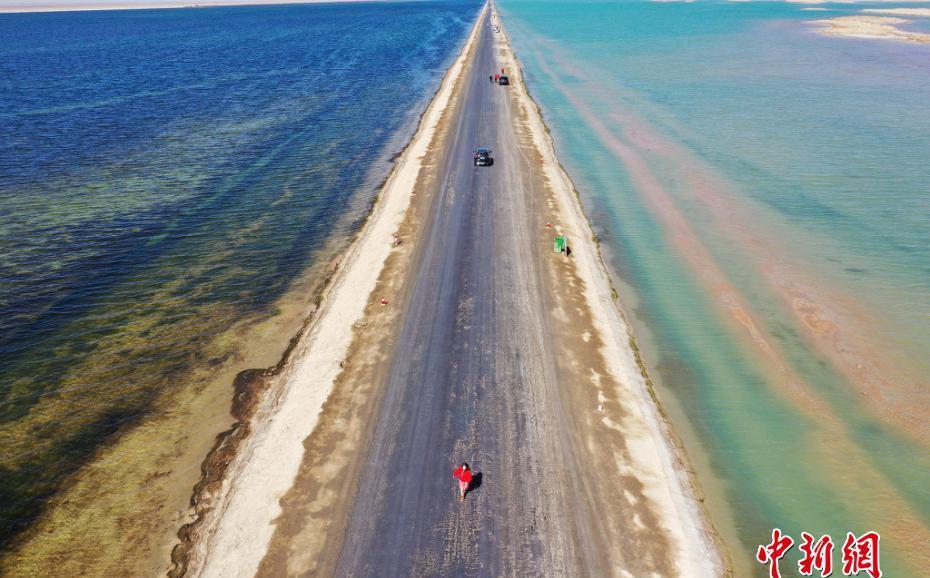 g315国道直若砥矢地跨越素有戈壁"鸳鸯锅"之称的西台吉乃尔湖,将湖水