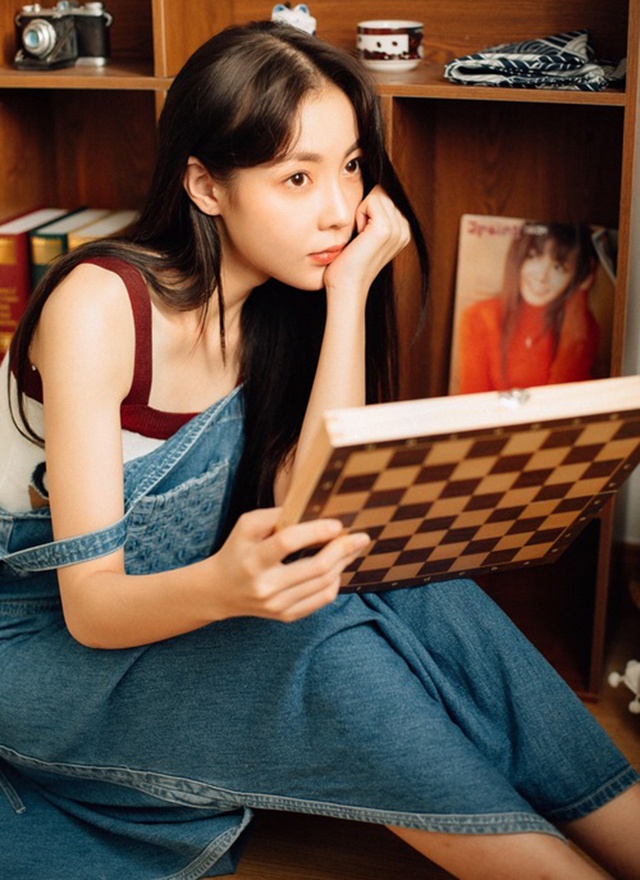 长发瓜子脸美女清新俏皮清瘦身材甜美写真