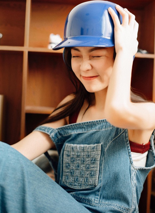 长发瓜子脸美女清新俏皮清瘦身材甜美写真