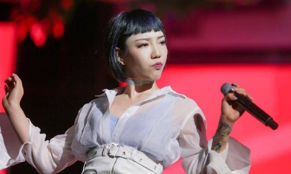 曾是庾澄庆最得意的学生,一夜爆红后沦落街边商演,发生怎么了?